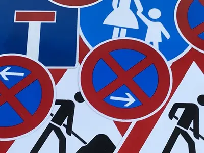 Halteverbotsschilder - Umzugsabsperrung Halteverbotsschilder markieren einen Bereich für einen Umzug, auch Umzugsabsperrung genannt.